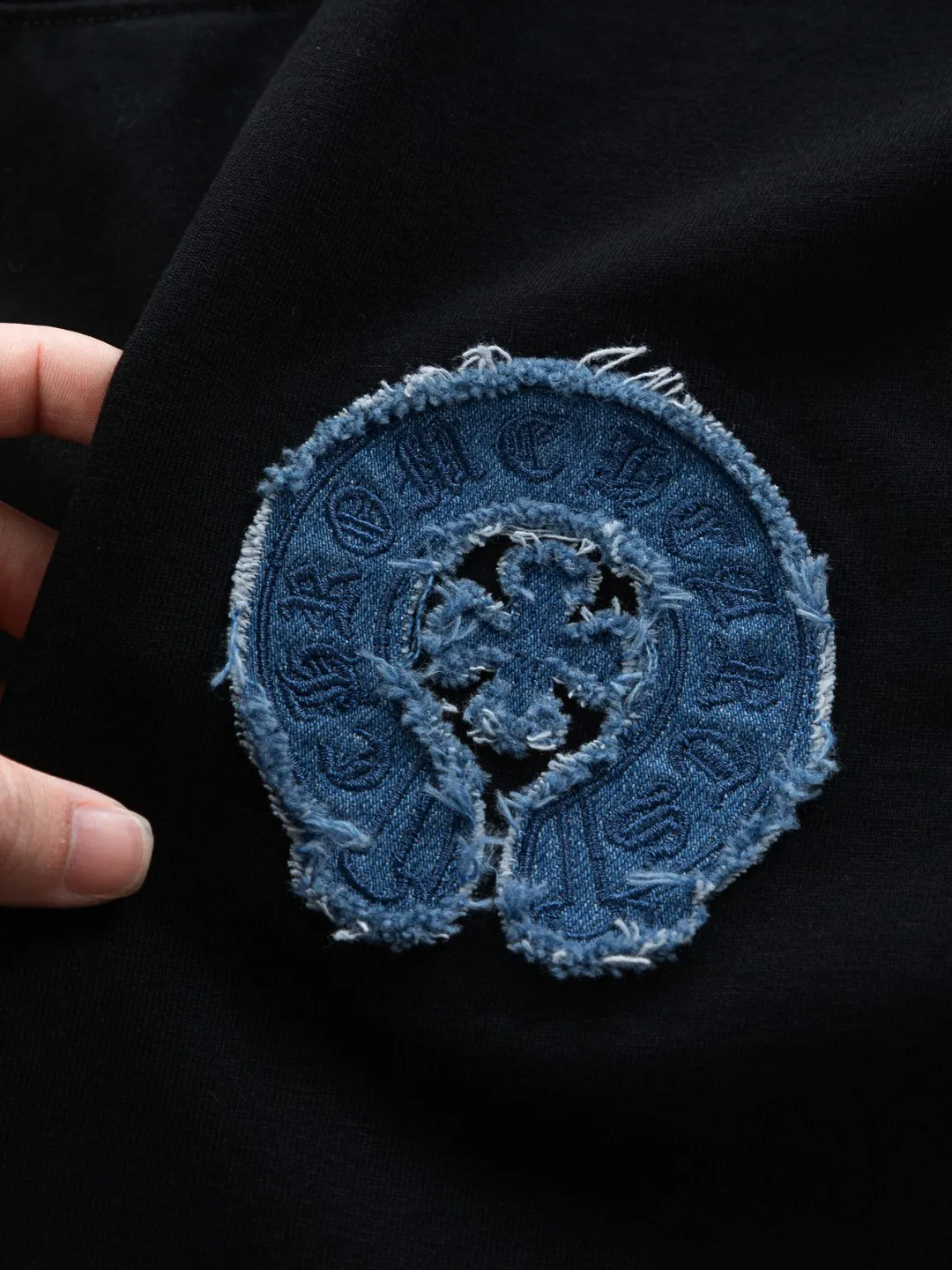 P190 Chrome Hearts CH Cross 26SS New product is hot at the same time💥 Early spring classic style Multiple craftsmanship Denim patch on the chest Horseshoe cross 🪡 Embroidery Large logo cross on the back Horseshoe denim patch Sanskrit ✝️🪡 Embroidery Round neck short-sleeved T-shirt, hot style, a style that both men and women like, same style for men and women, 100% chance of turning heads when wearing it! It’s all about being handsome. The designer’s classic sense is precisely grasped. The whole piece of clothing is heavy. Industrial washing process. Ready-made garments are dyed + sprayed for a horse effect. The double-wash process is very recognizable. It uses heavy washing to make it distressed. The edges of the patch are slightly rolled and naturally distressed. It has a three-dimensional sense of layering and a little damage. It is very visually lethal. It adheres to Kroxin's consistent rough style. The chest and back are large, and the horseshoe flower printed patch pattern is embroidered and decorated. It is also decorated with silver metal engraved distressed buttons. The classic elements full of brand recognition instantly enhance the overall sense of grade and specification. Its texture is quite high-end! The overall feeling is high-end, simple and elegant, with silver hardware accessories, a full set of customized accessories, and the pattern of the entire dress is all decorated with patchwork three-dimensional embroidery technology, which is the finishing touch of the entire dress. The design on the back is even more eye-catching! ! This full back is so cool, it’s full of design, and the overall upper body style highlights fashion and individuality. Wearing it together as a couple is even more popular on the street. I recommend the early autumn sweatshirt! ! The fabric is a unique 320g 100% cotton, which is skin-friendly, breathable, warm to the touch, has a strong texture, and has smooth lines. It can be called a back killer, which has very strict requirements on craftsmanship and cost. The smooth neckline, flat cuffs and hems, the stitches are large and tight, tight and orderly, and the details are perfect. The consistent OS version can be worn alone or layered. It is very casual, but very iconic! It is simply the flagship of high-end trendy brands and must be included in your wardrobe. It has the American fashion spirit of freedom and individuality, and is highly recognizable and stylized! Color: Black White Size: S-XL Size chart: S: Shoulder width 50-Bust 56-Length 70 M: Shoulder width 52-Bust 57-Length 72 L: Shoulder width 54-Bust 59-Length 74 XL: Shoulder width 56-Bust 62-Length 76